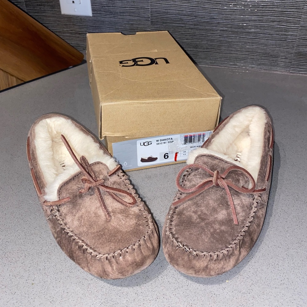 Women’s UGG Dakota Slipper (Size 6 - Espresso)